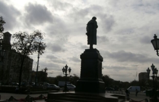 Возле памятника Пушкину в Москве