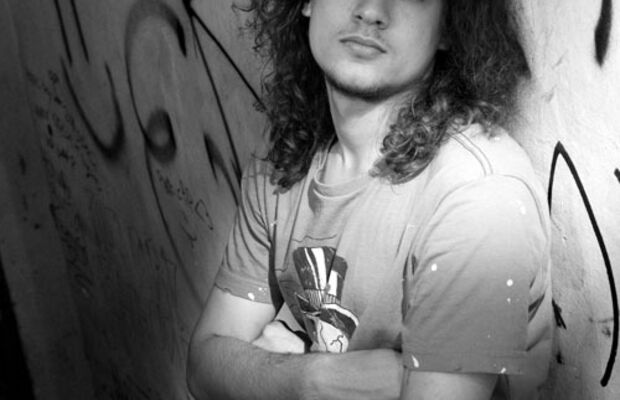 Рок-герои курят на лестнице