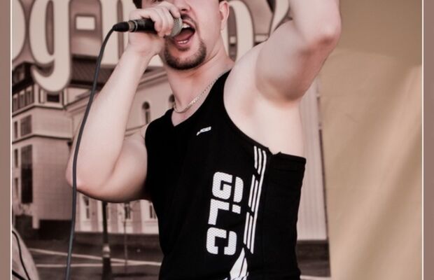 С юмором по сцене;)