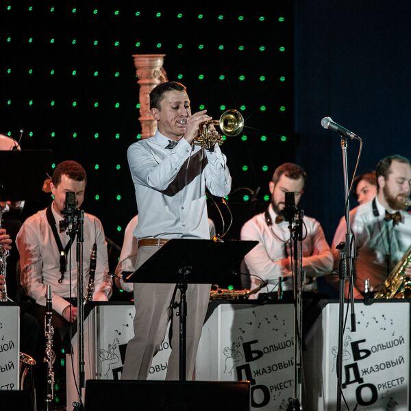 Новый год с оркестром Петра Востокова! Караван. В джазе только девушки!