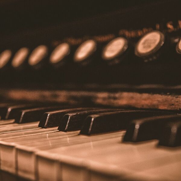 Орган при свечах: золотая классика