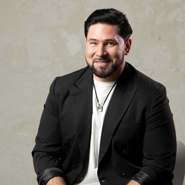 Николай Колчевский. Певец у микрофона