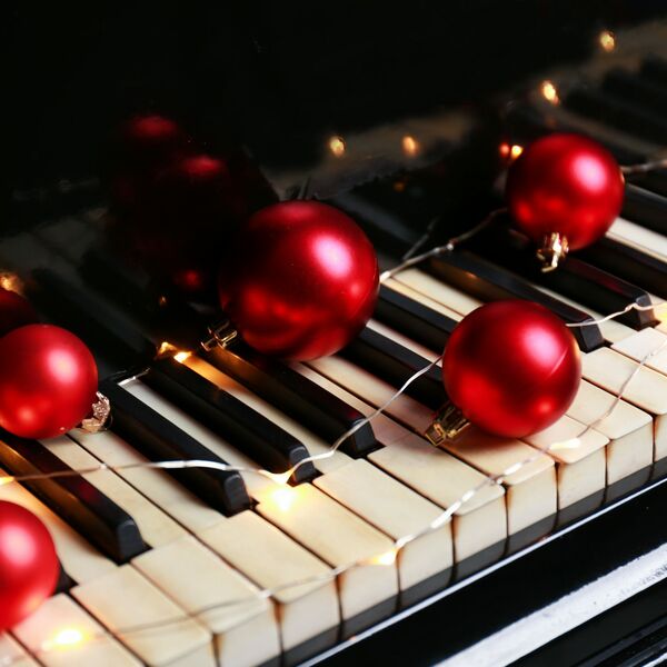 Собор и свечи. Рок-хиты и новогодние мелодии на рояле