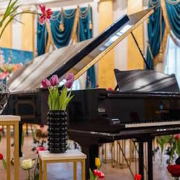 В Цветах: Шедевры классики в Усадьбе Державина