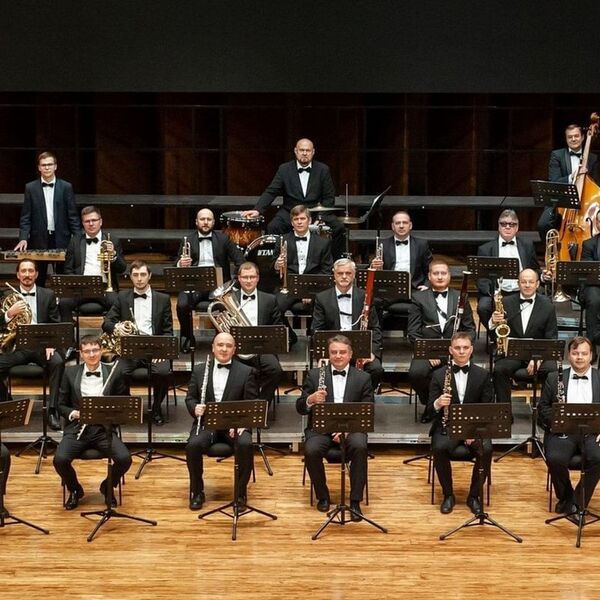 В городском саду играет духовой оркестр