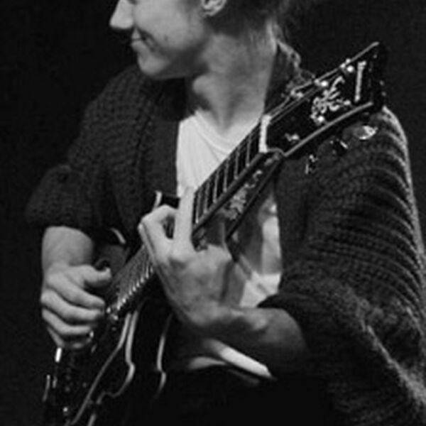 Виниловый джаз. Тихон Клюкин (гитара) и Варвара Босулаева(клавиши, вокал)