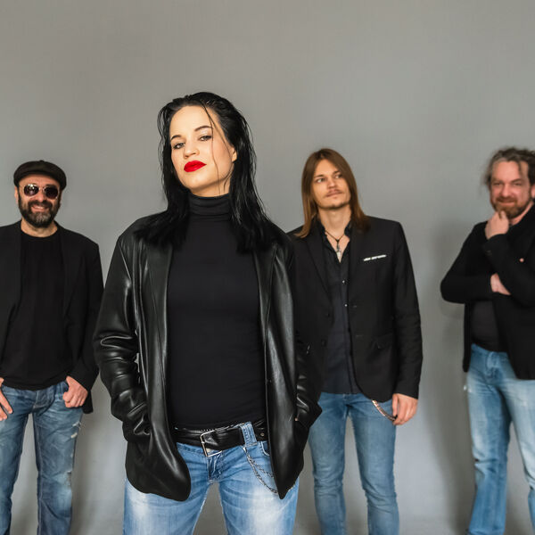 Алёна Компанец