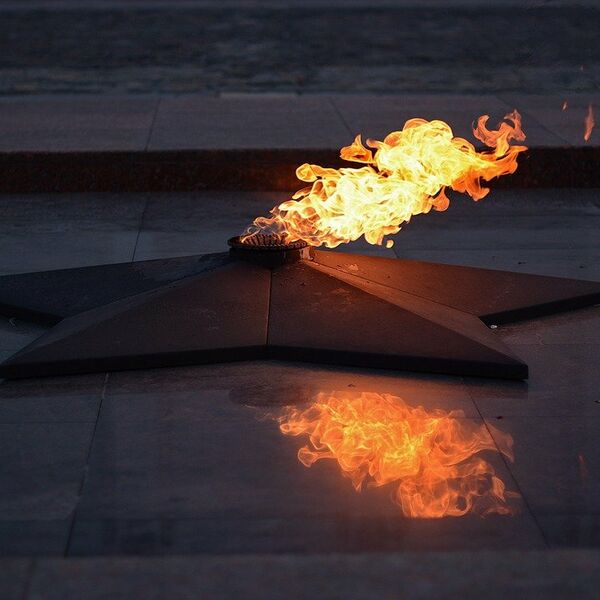 Поклонимся великим тем годам