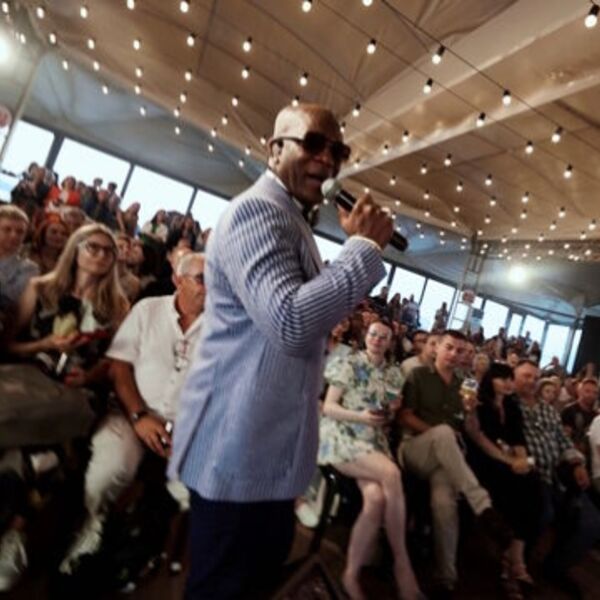 Праздничный концерт при свечах «Jazz Icons» на остеклённой панорамной крыше с Emmans McVon (USA)