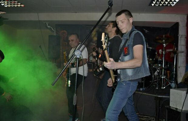 наша жизнь рок-н-ролльная!!!!!!!!!!!!