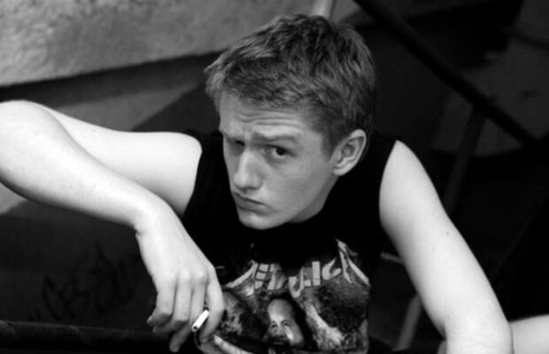 Рок-герои курят на лестнице