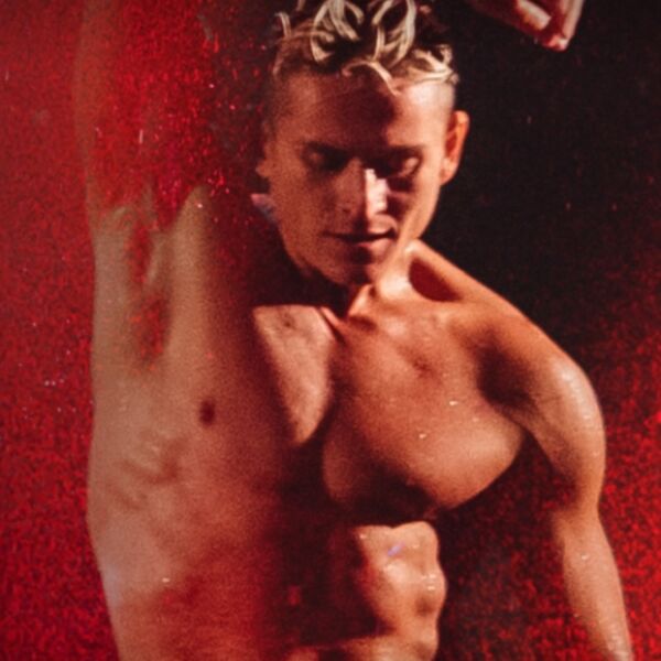 Шоу под дождем "Признание в любви"