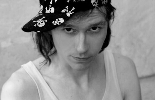 Рок-герои курят на лестнице