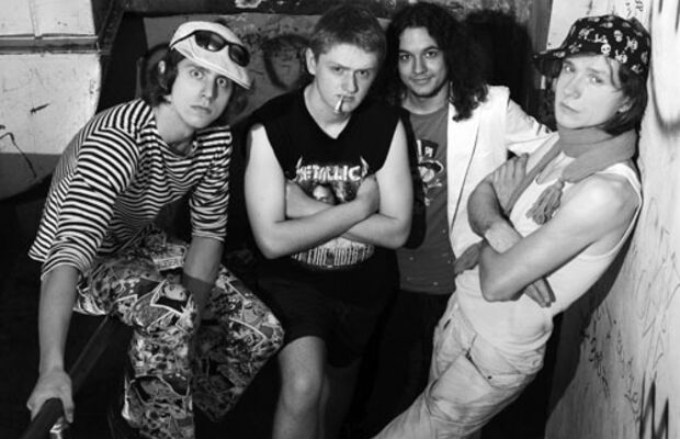 Рок-герои курят на лестнице