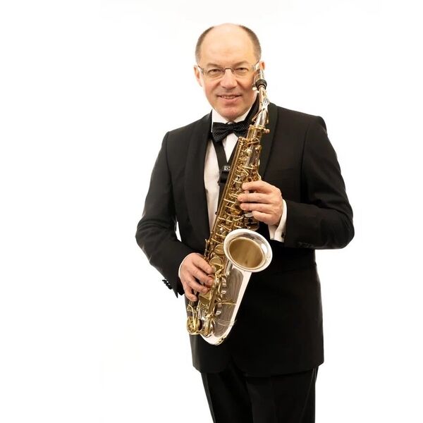 Орган и саксофон при свечах