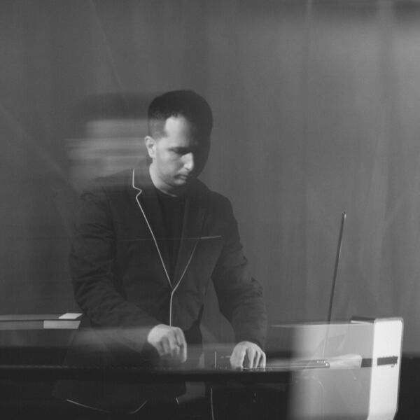 Пётр Термен и Надежда Бей. Магнетизмы: бесконтактный перформанс