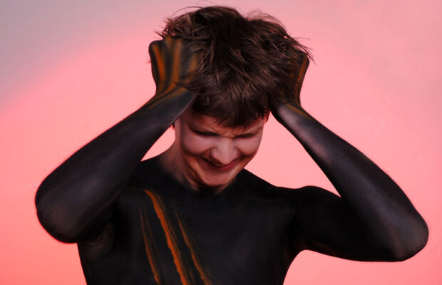 В черно-оранжевых  тонах