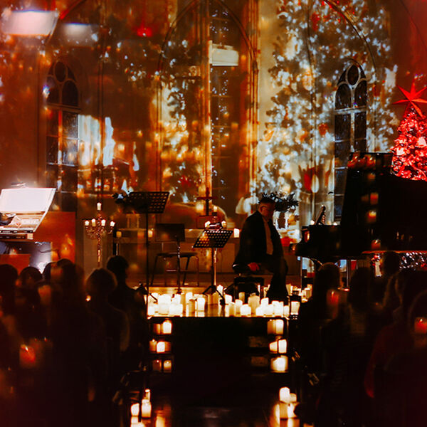 Рождественский орган при свечах