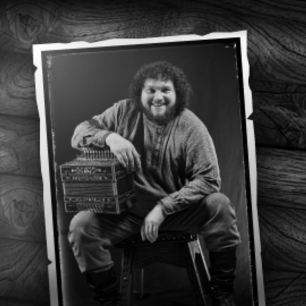 И поет мне в землянке гармонь....