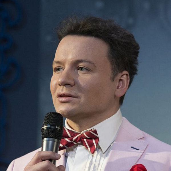 Аленький цветочек. Читает с оркестром Александр Олешко