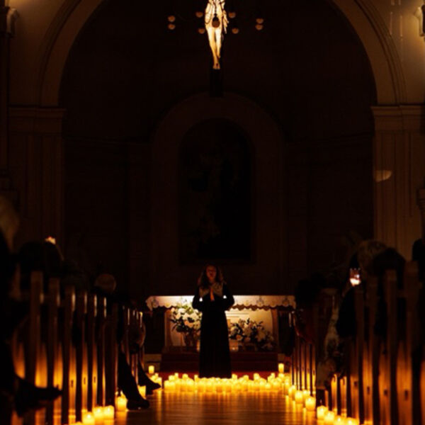 Иоганн Себастьян Бах в сиянии свечей.