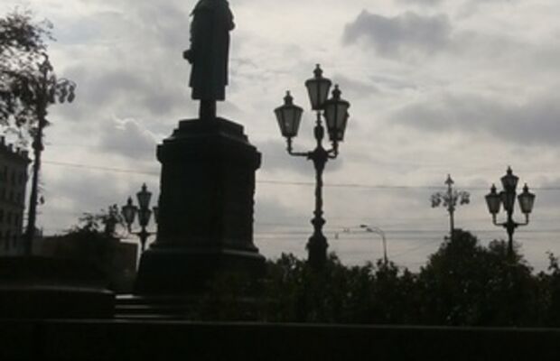 Возле памятника Пушкину в Москве