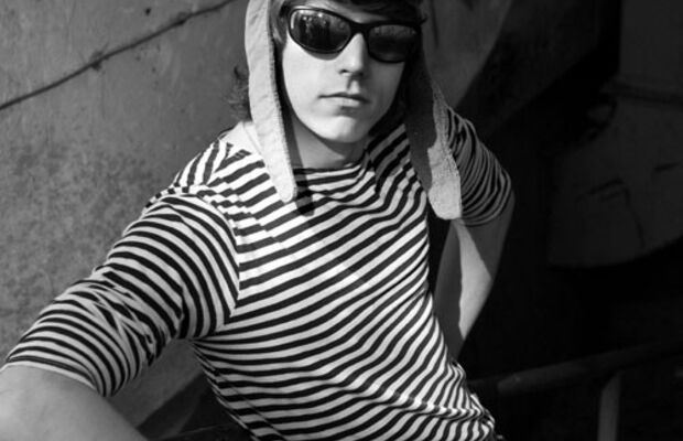 Рок-герои курят на лестнице