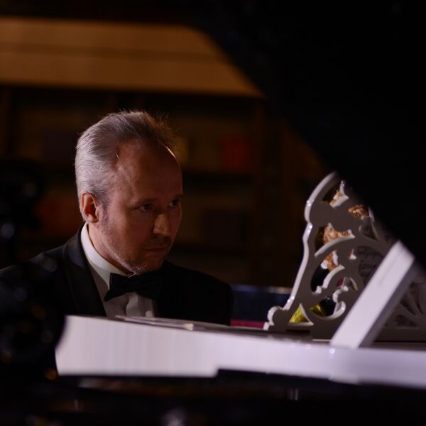 8 роялей Арт-лиги. Сольно