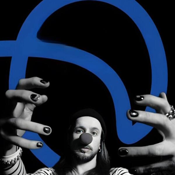 Денис Антипин балуется со зрителями