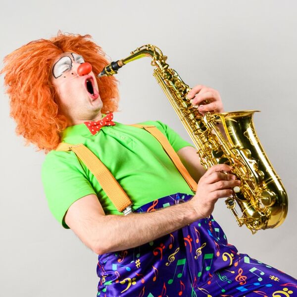 Клоун-дирижер и симфонический оркестр