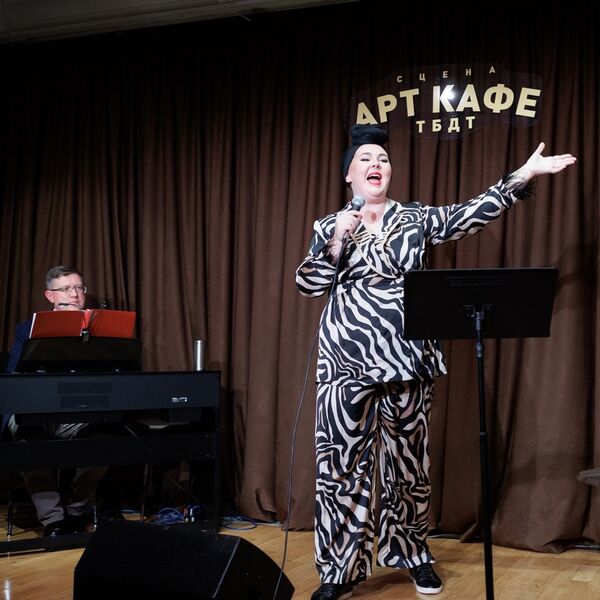 В очереди за Адель