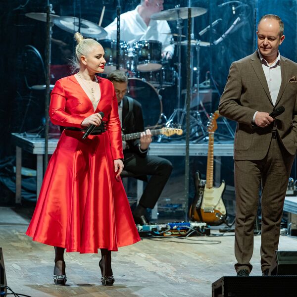 А белый лебедь на пруду...