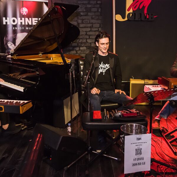 Алекс Соловьёв и Iron Curtain