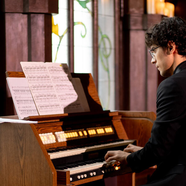 Утро в особняке. Кофе, друзья, орган