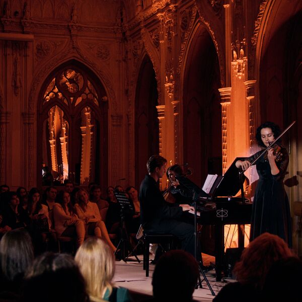 Магия музыки в особняке: Шедевры кино и классики