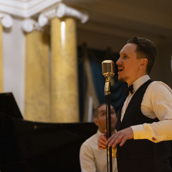 Фрэнк Синатра при свечах во дворце