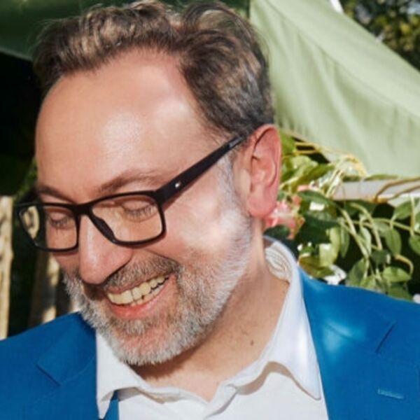 Живой француз поет свою Францию