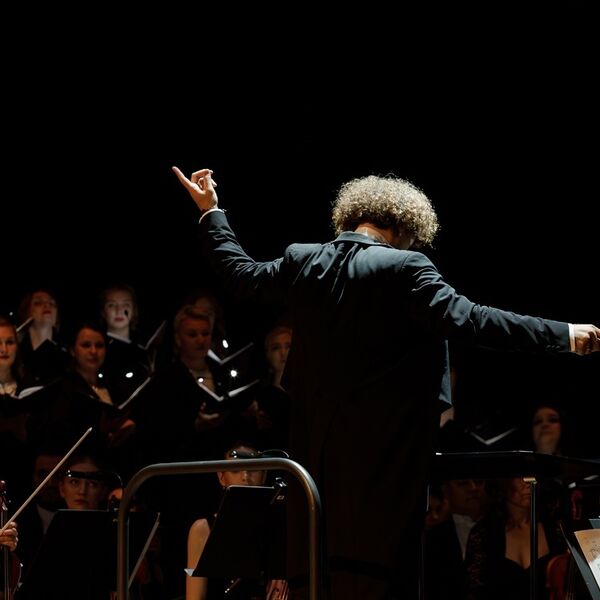 Тюменский филармонический оркестр и ансамбль Covara