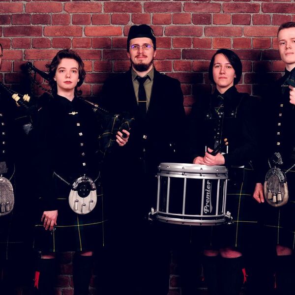 Волынки и барабаны при свечах во дворце