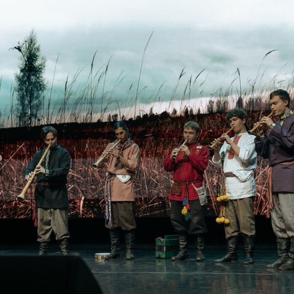 Сквозь тишину деревенских улиц