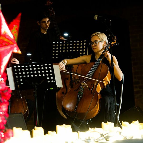 Легенды русского рока на виолончелях при свечах