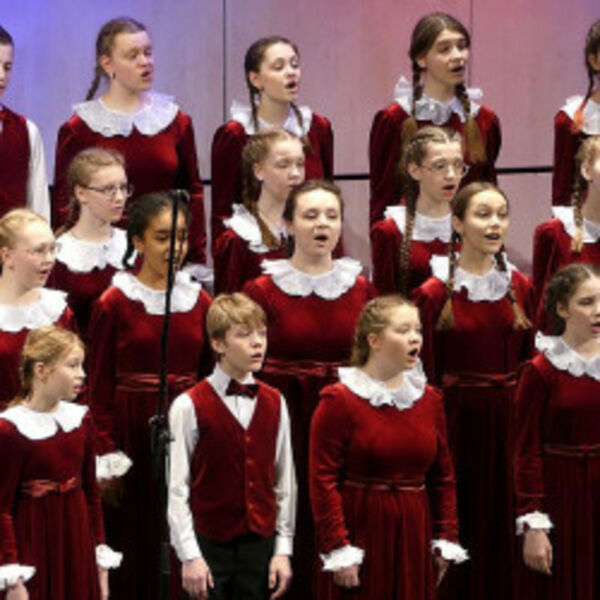 Выпускники разных лет Большого детского хора имени В.С. Попова «Зачем расставаться нам»