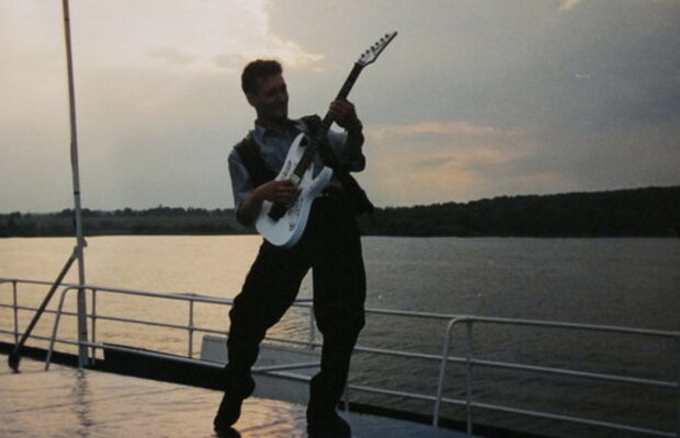 Гитарист группы DELTA-FLASH