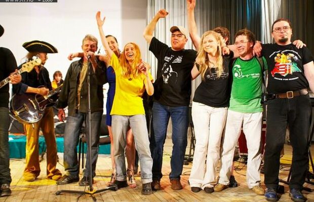 Краткий фоторепортаж о поездке гр."Чернозём" в академгородок Новосибирска на концерт памяти И.Ф.Летова