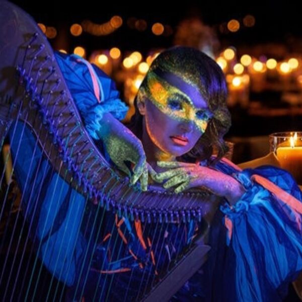 Арфа при свечах