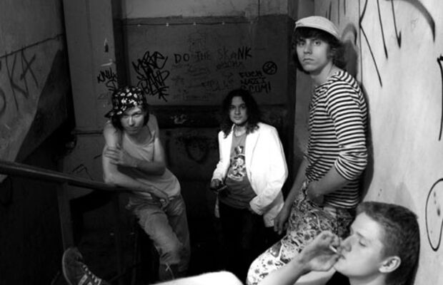 Рок-герои курят на лестнице