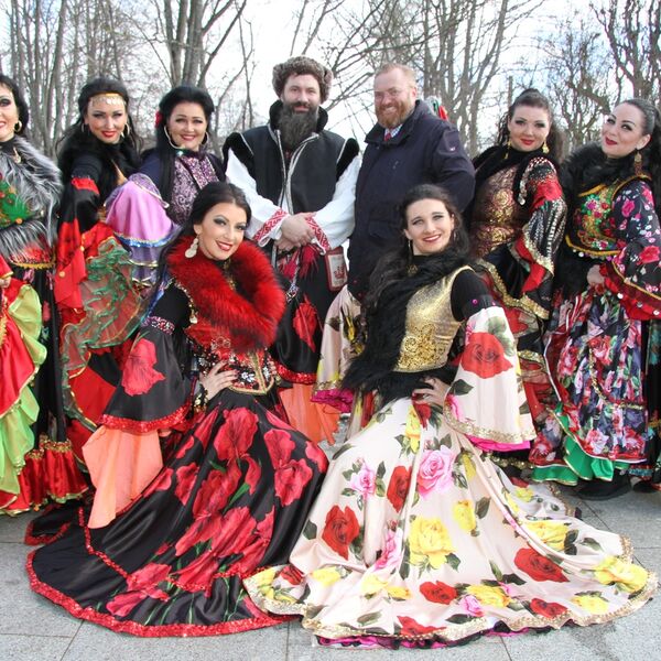 У цыганского шатра