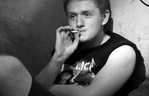 Рок-герои курят на лестнице