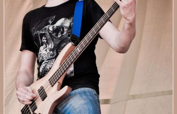 С юмором по сцене;)