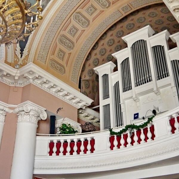 Саундтреки и виртуозный орган при свечах